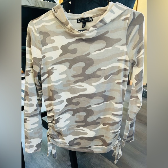 Derek Heart Tops - Long sleeved army top M